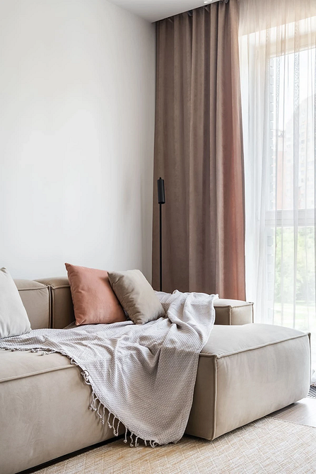 Гармонійний бежевий диван Стильний бежевий диван, що гармонійно вписується в будь-який інтер'єр.