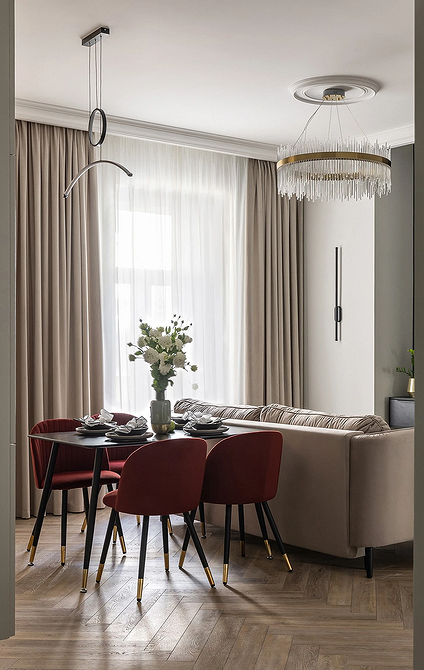 Елегантний бежевий диван з журнальним столиком та квітами у вітальні 2026