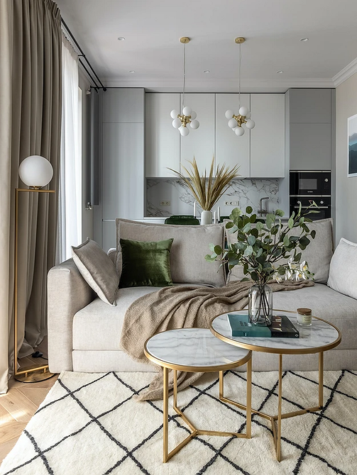 Простора вітальня з кутовим бежевим диваном та панорамними вікнами у 2026