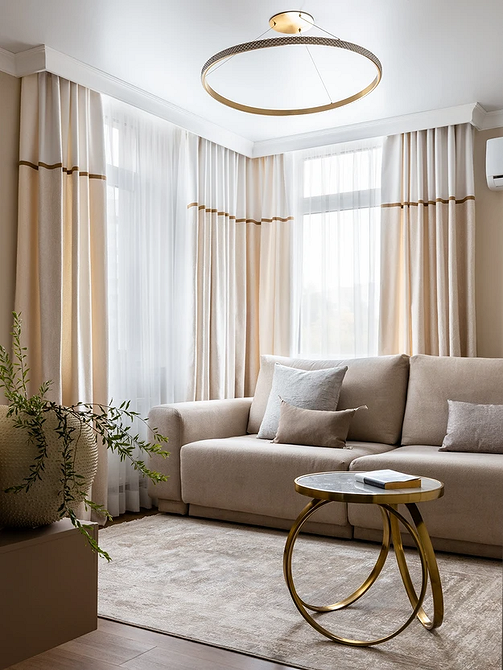 Бежевий диван в інтер'єрі Бежевий диван в мінімалістичному інтер'єрі, приклади поєднання кольорів та стилів.