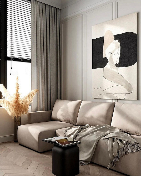 Світла вітальня в стилі прованс 2026 з бежевим кутовим диваном та дерев'яними елементами декору