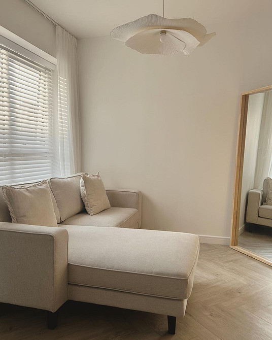 Текстильний бежевий диван Стильний бежевий диван із текстильною оббивкою, що гармонує з елементами дизайну інтер'єру.