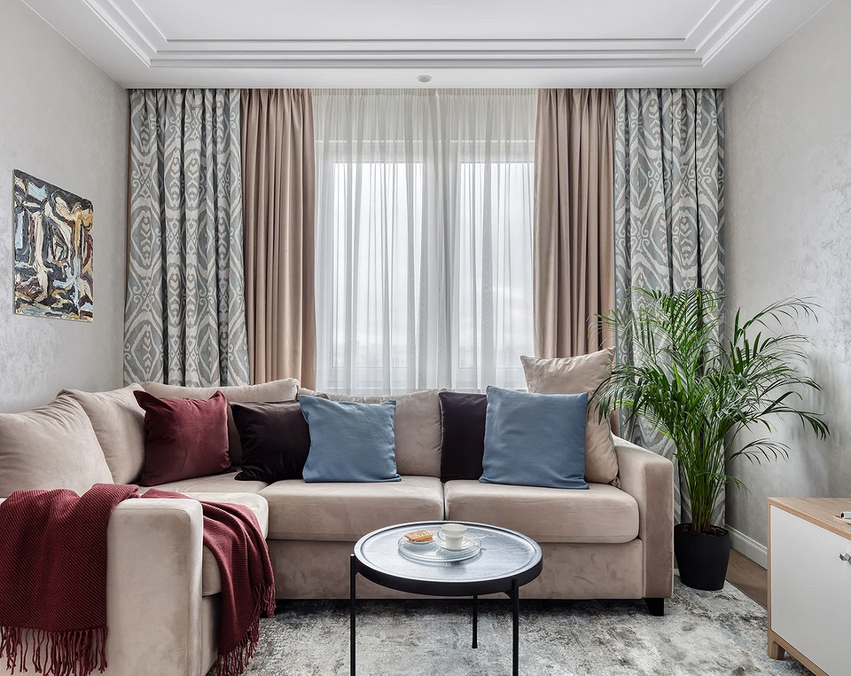 Світлий бежевий диван у вітальні: елегантний вибір та поради з догляду 2026