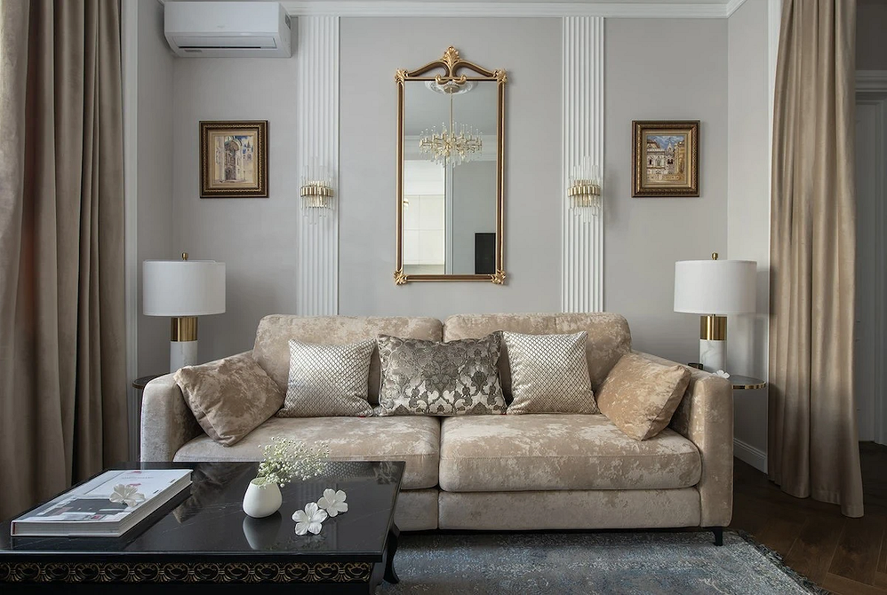 Бежевий диван у стилі мінімалізм з сірими подушками та простим дизайном.