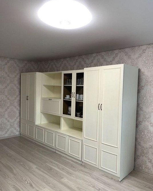 Переробка меблів: стильна інтеграція старої стінки в сучасний дизайн інтер'єру.