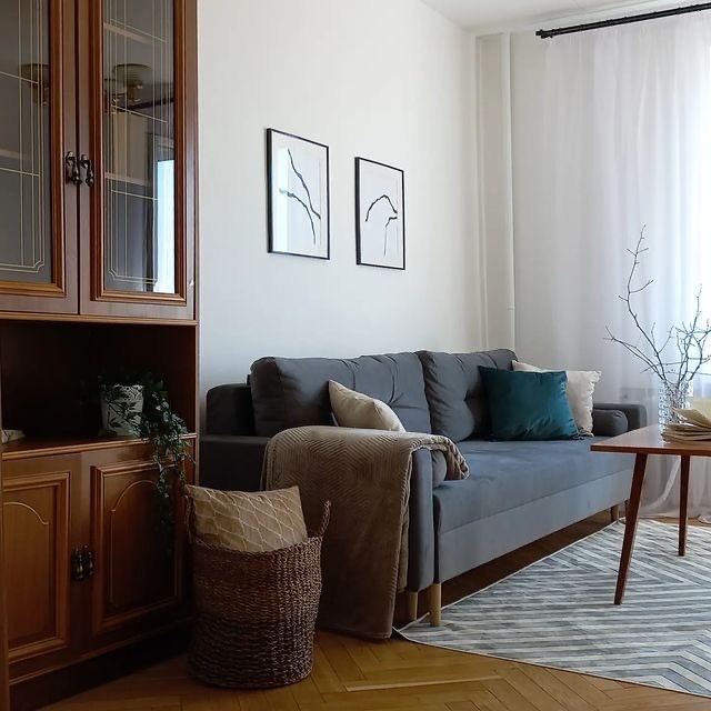 DIY меблі: реставрована стара стінка гармонійно вписується в сучасний інтер'єр.