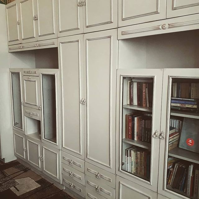 Ідея декору: перероблена стара меблева стінка в сучасному інтер'єрі, DIY меблі.