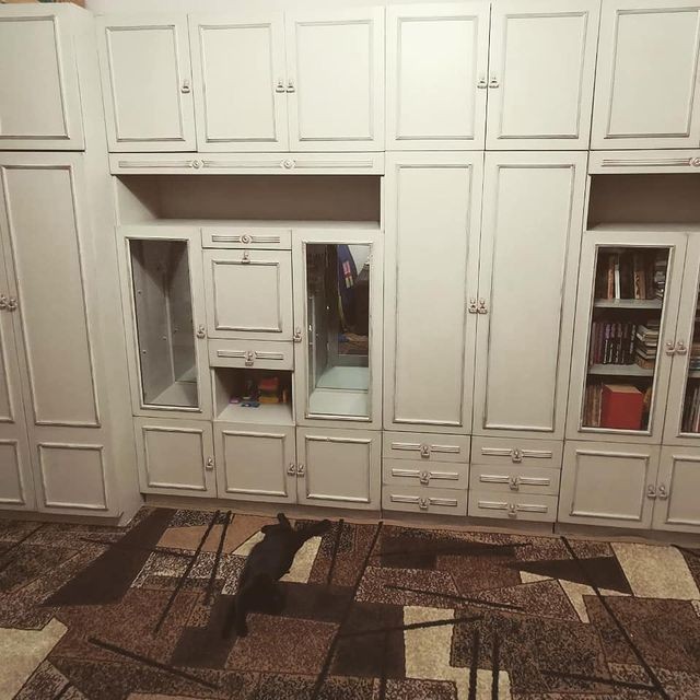 Надихаюча переробка старої стінки в стильний елемент сучасного інтер'єру.