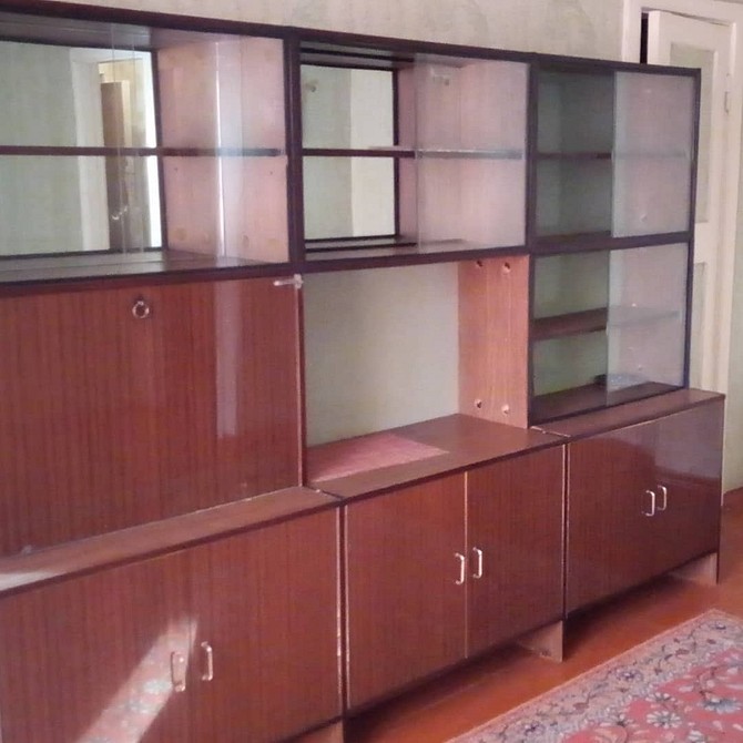 DIY меблі: стара стінка після реставрації стала частиною сучасного інтер'єру кімнати.