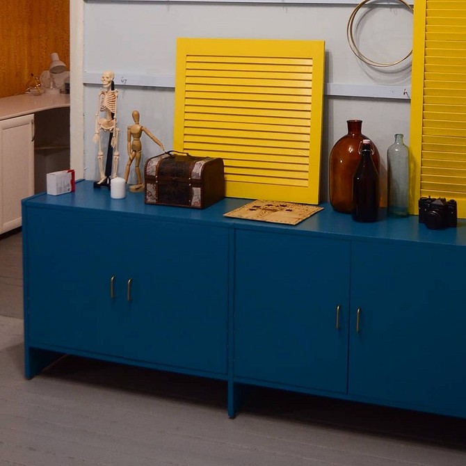 Переробка меблів: креативні ідеї для старої меблевої стінки в сучасному інтер'єрі.