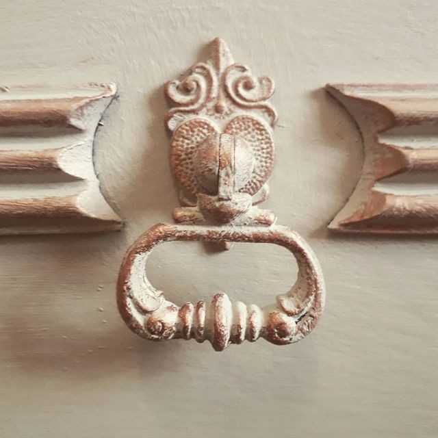 DIY меблі: інтеграція старої стінки в сучасний інтер'єр після переробки.