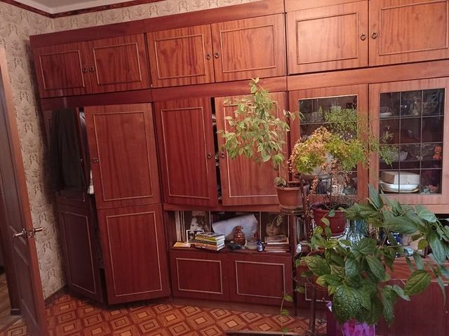 Реставрація старої стінки: сучасний дизайн після переробки меблів своїми руками.