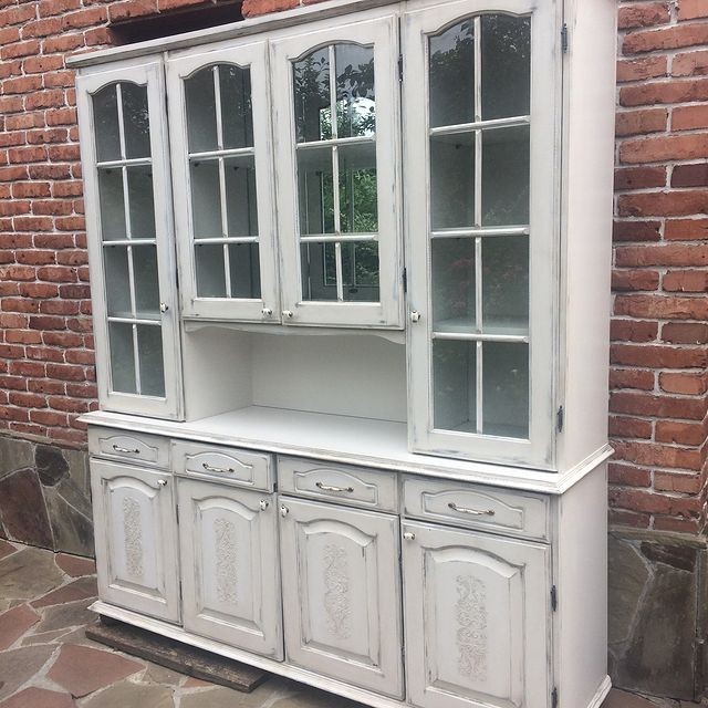 Оновлення інтер'єру: стара стінка після реставрації виглядає стильно та сучасно.