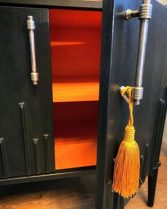 Стильна переробка тумбочки: використання сучасних технік та матеріалів для декору.