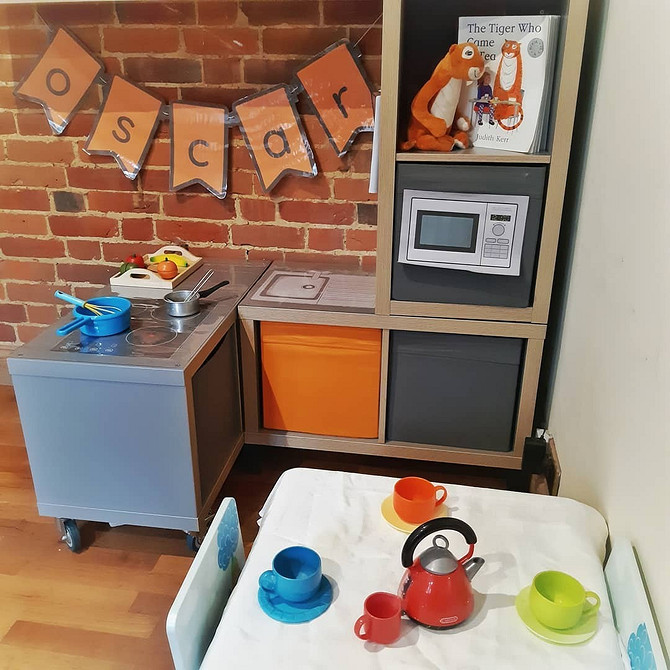 Стелаж Каллакс як частина робочого простору: зручне зберігання документів та книг.