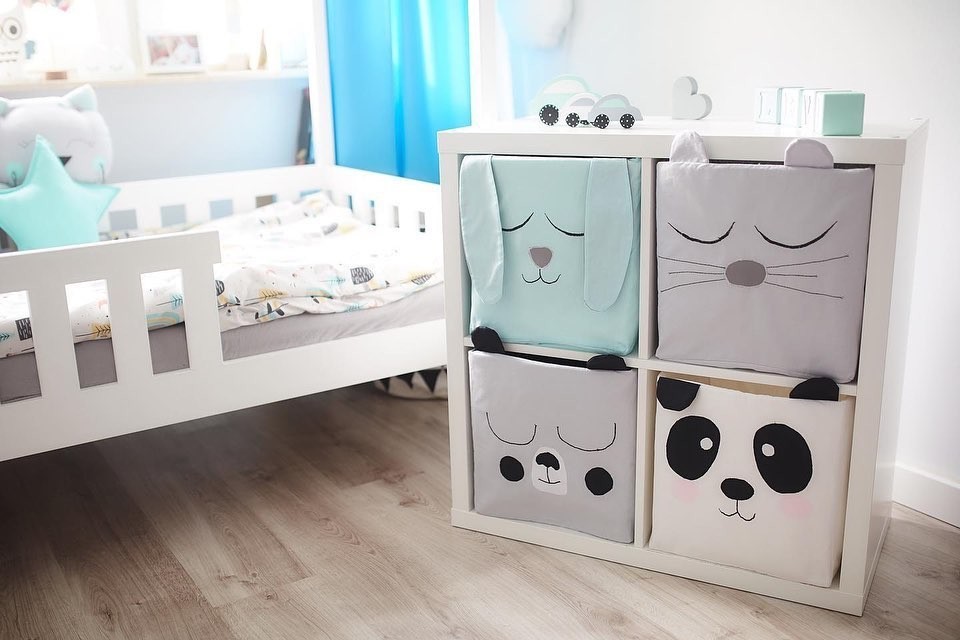 Використання стелажа Каллакс на кухні: зберігання посуду та кухонного приладдя.