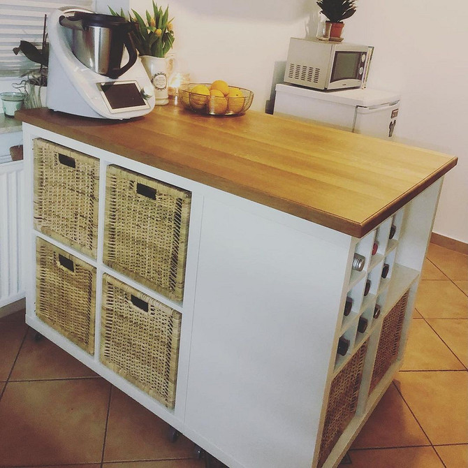 Функціональні меблі з Каллакс: використання як перегородки між кімнатами, світлий інтер'єр.