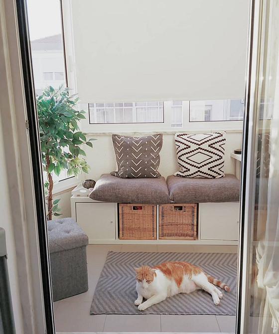 Функціональні меблі з Каллакс: використання у спальні як приліжкової тумбочки та полиць для декору.