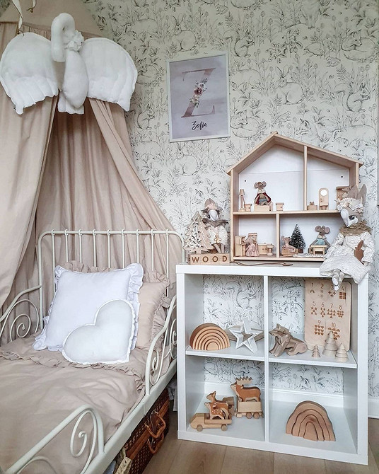 Ідея для вітальні: стелаж Каллакс для зберігання декору та мультимедійної техніки.