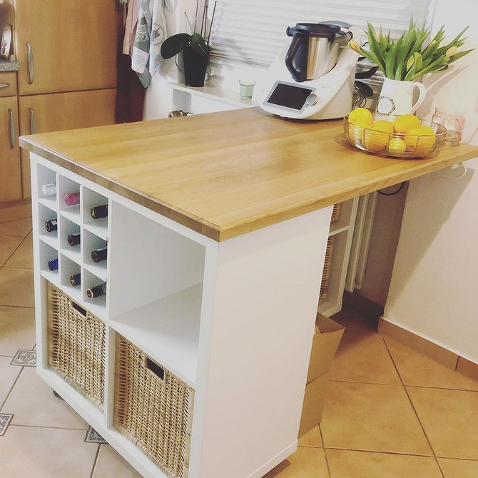 Ідеї використання стелажа Каллакс: стильна вітальня з телевізором та декоративними елементами.