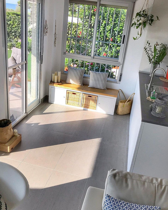 Функціональний стелаж Каллакс в маленькій квартирі: ідеальне рішення для зберігання речей.