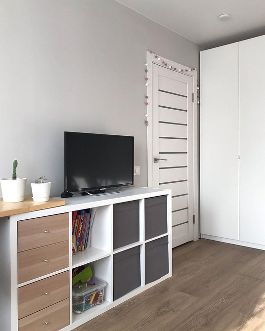 Каллакс в маленькій квартирі: організація робочого місця в ніші з використанням стелажа.