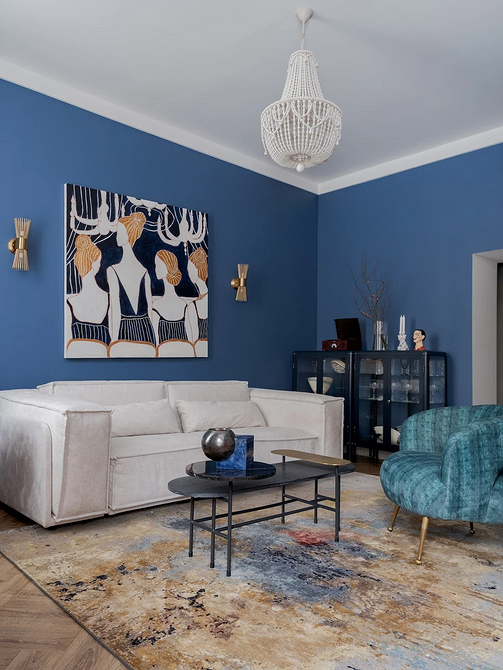 Природна гармонія Дизайн інтер'єру з використанням дерева, каменю та текстилю для створення гармонійного простору.