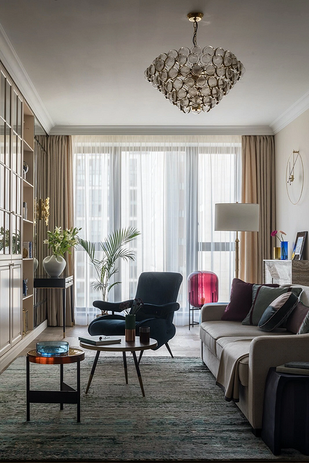 Ванна кімната з поєднанням сучасної сантехніки та вінтажних елементів декору, додає шарму.