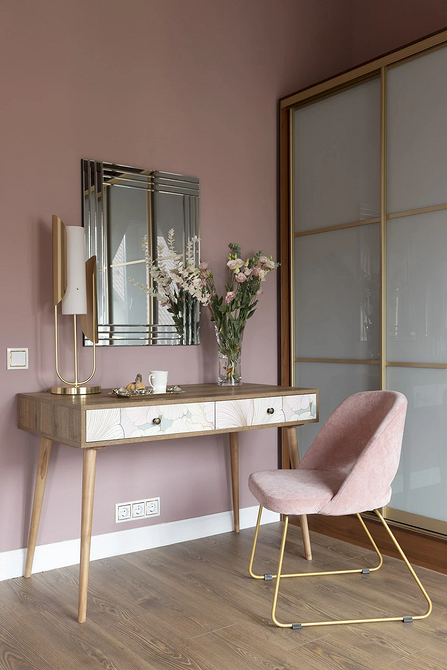 Кабінет з робочим столом в стилі лофт та шкіряним кріслом в класичному стилі.