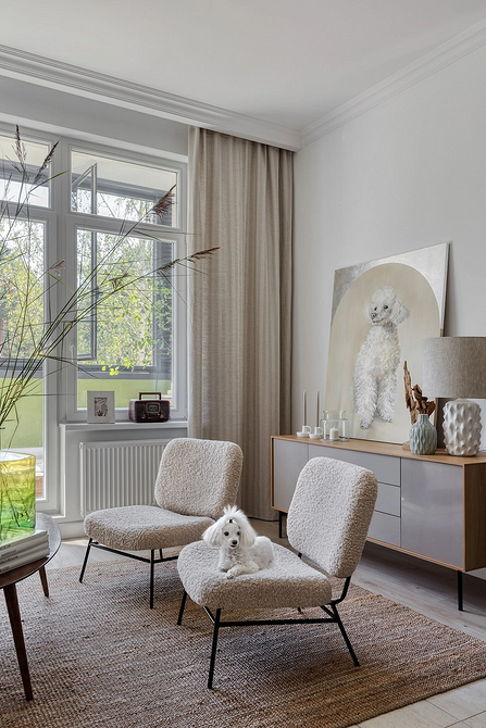 Кухня-вітальня з барною стійкою, поєднана з обідньою зоною в стилі мінімалізм.