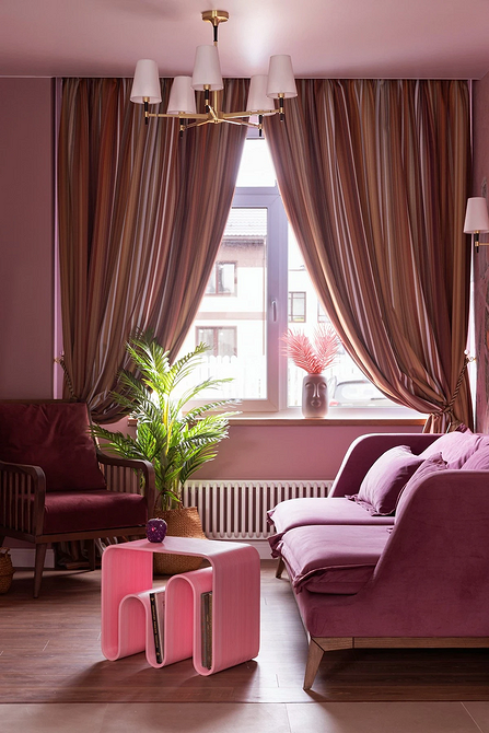 Дитяча кімната з меблями різних кольорів та фактур, сприяє розвитку дитячої уяви.