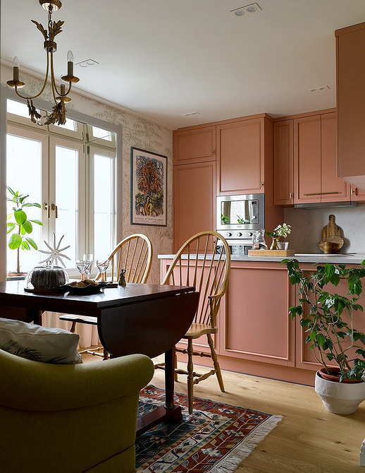 Гармонійне поєднання кольорів у меблях: синій диван, жовті крісла та нейтральний килим.