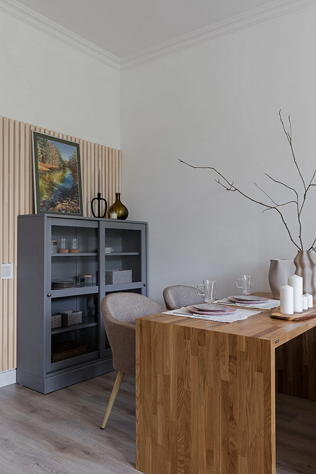 Спальня з ліжком в стилі бохо та тумбочками в стилі модерн, створює затишну атмосферу.