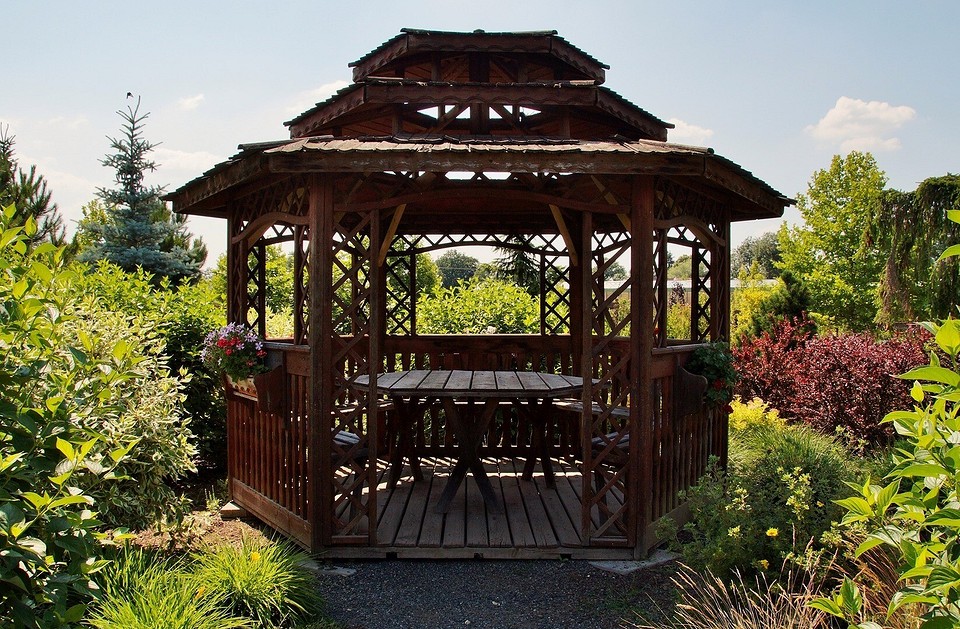 Будуємо стіл для альтанки Інструкція зі створення дерев'яного столу для альтанки: матеріали, інструменти та етапи будівництва.