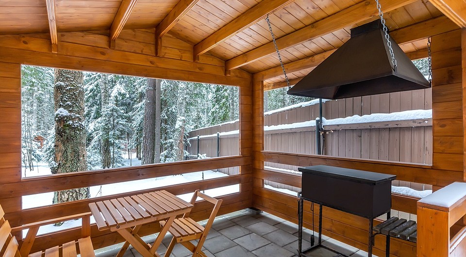 Покрокова інструкція зі складання дерев'яного столу для альтанки своїми руками у 2026 році.