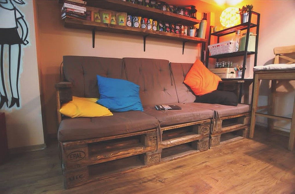 Інструкція: DIY диван з палет, зроблений своїми руками - зручні та стильні меблі.