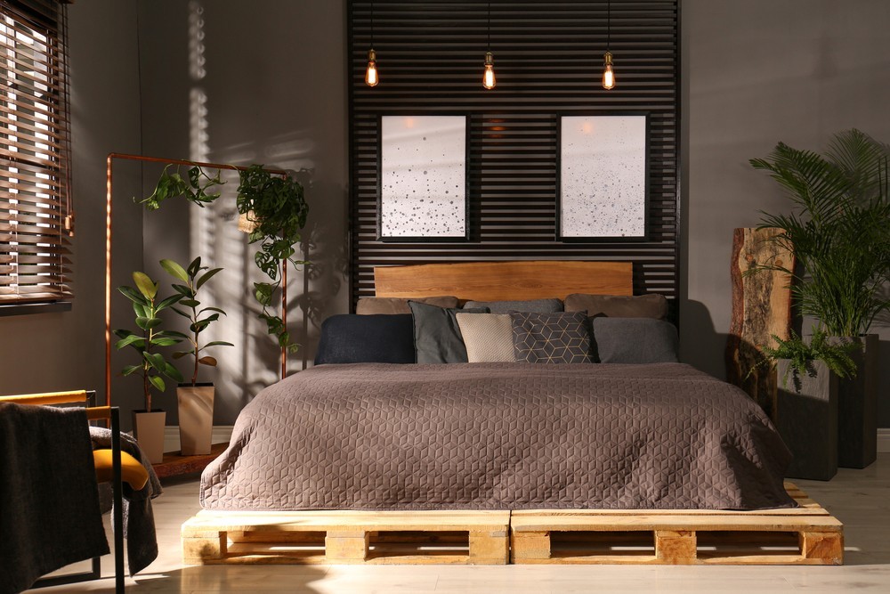 Простий та стильний диван з піддонів для лаунж зони на балконі своїми руками