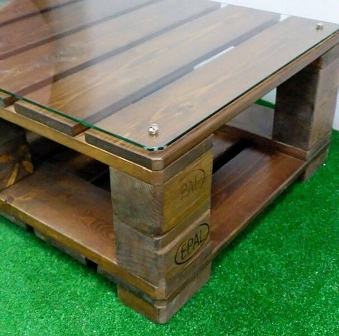 Простий диван з піддонів з подушками для лаунж зони на відкритому повітрі