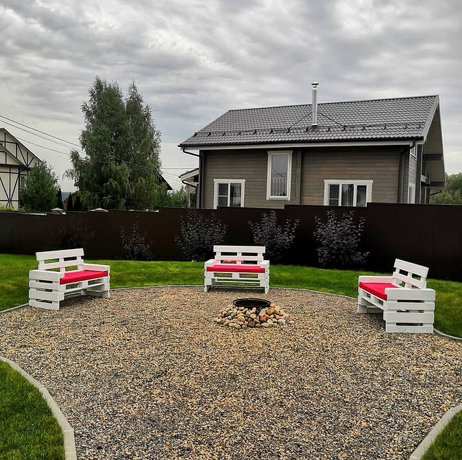 Стильний та затишний диван з піддонів, зроблений своїми руками, для тераси чи балкону.