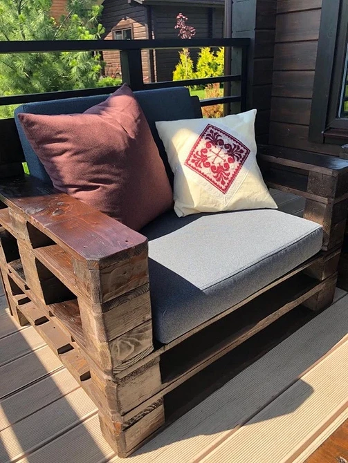 Екологічний диван з піддонів: переробка піддонів для сучасного інтер'єру