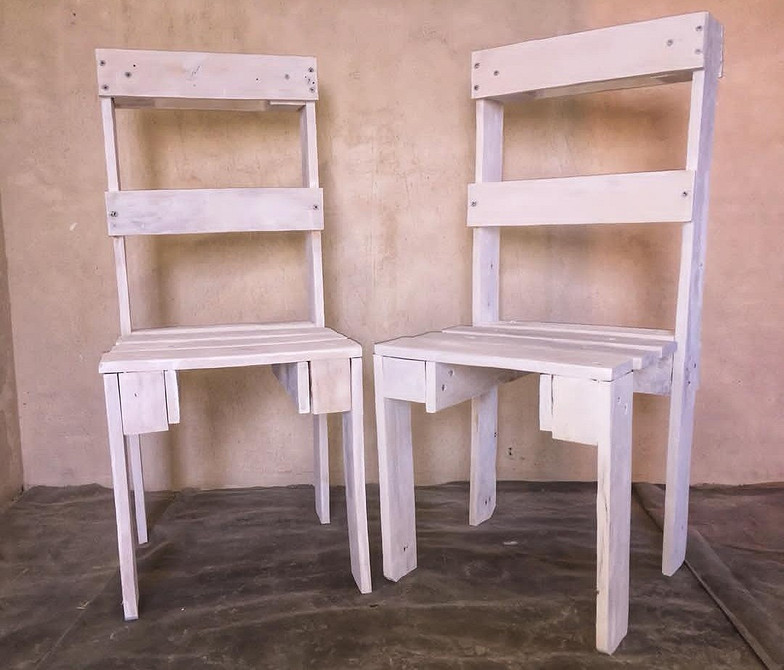 Саморобний кутовий диван з палет на терасі з м'якими подушками