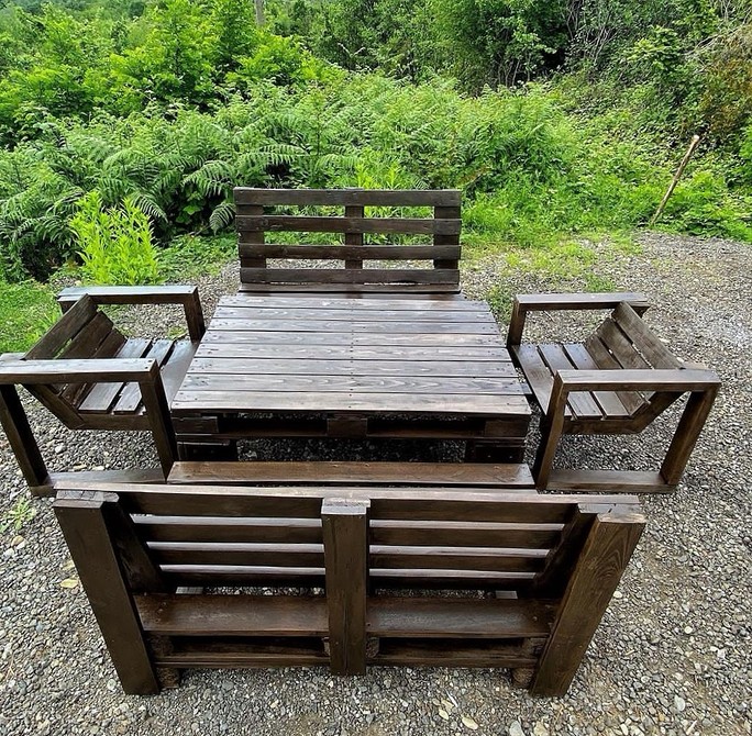 Зручний диван з дерев'яних піддонів для вітальні, зроблений своїми руками