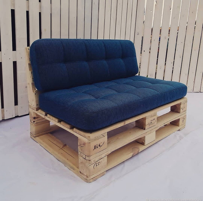Зроблений своїми руками диван з піддонів: зручні меблі для відпочинку в саду.