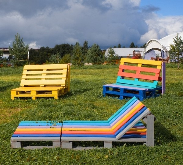 Диван з піддонів: недорогі та креативні ідеї для вашого дому та саду