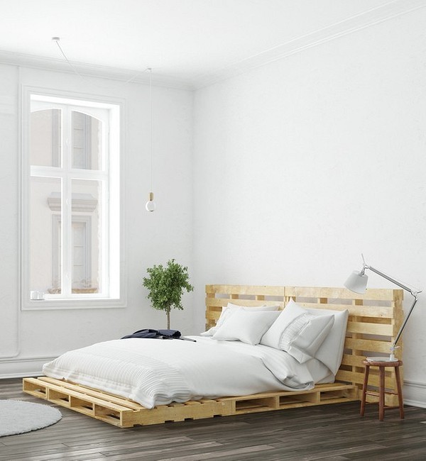 Саморобний диван з піддонів з м'якими подушками для комфортного відпочинку в саду