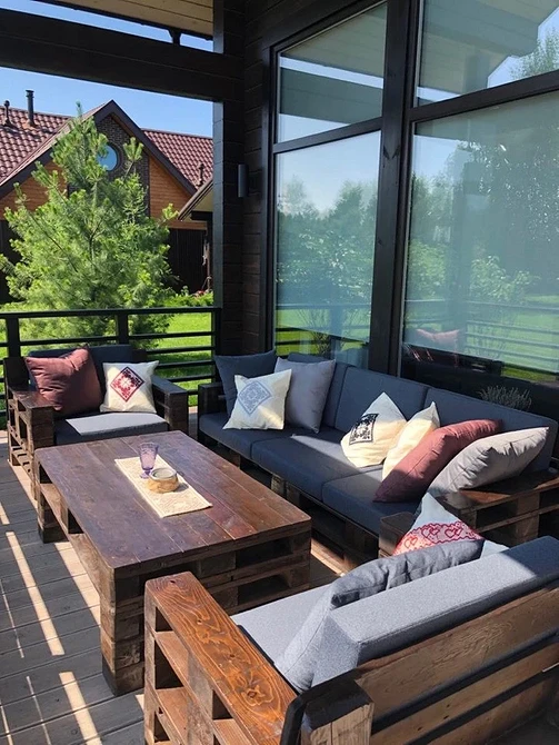 Стильний диван з піддонів: ідеальний для внутрішнього та зовнішнього використання