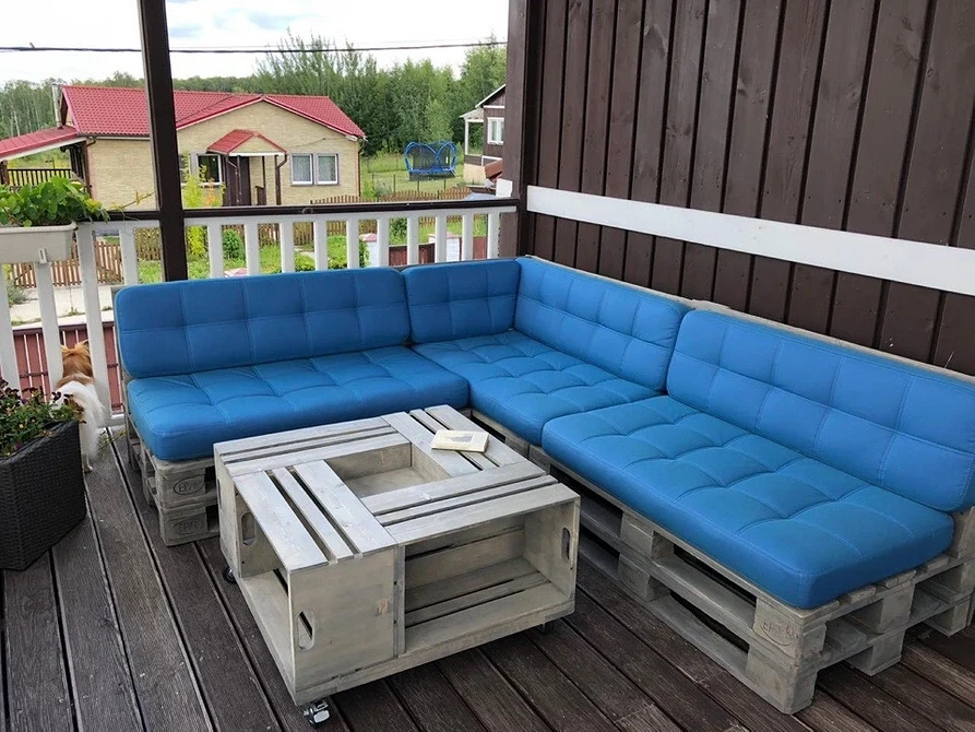 Диван з піддонів своїми руками з м'якими сидіннями та подушками для комфорту
