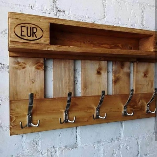 Саморобний диван з палет для саду з текстильною оббивкою та подушками