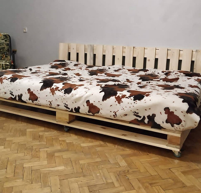 Диван з піддонів з функціональними поличками для зберігання речей в саду