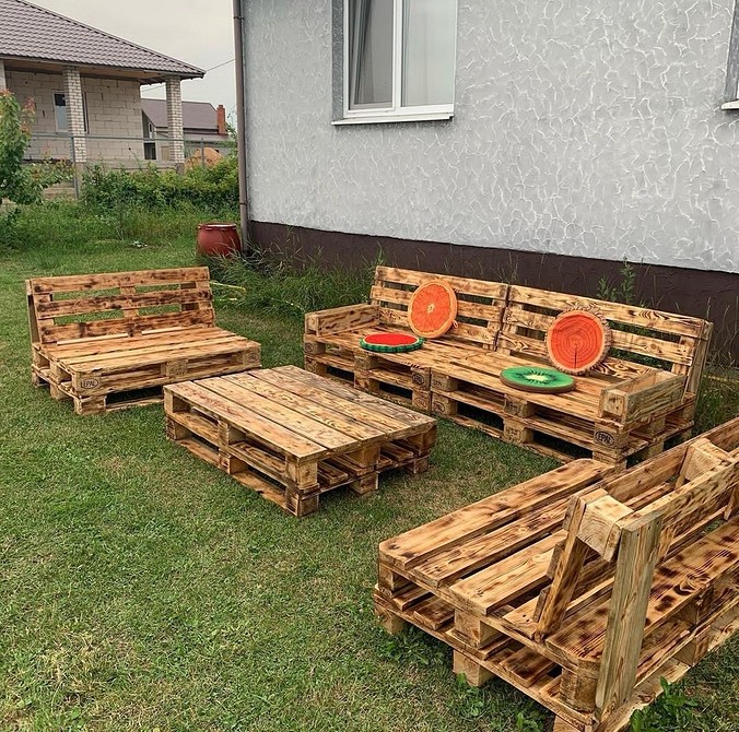 Стильний диван з піддонів для вітальні або тераси: меблі, зроблені своїми руками.